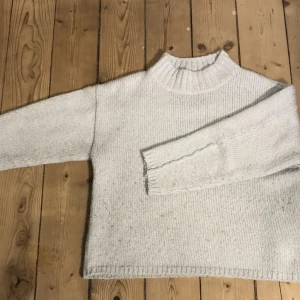 Stickad tröja  - En jättefin stickad grön tröja från Wera. Inget fel på plagget, bra skick! 250kr+frakt 