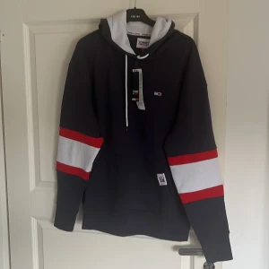 Tommy Hilfiger hoodie - Inte använd en enda gång för den va för liten. Prislappen och allt annat är fortfarande kvar. (Pris kan diskuteras)