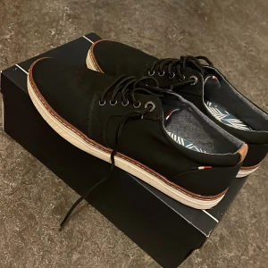 John-West skor - Säljer dessa skor eftersom jag inte behöver dom, använt dom 1 dag så dom är nästan helt nya. Köpta för 899 kr storlek 42, dock säljer jag dom för 400 kr. Tar emot Swish!