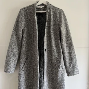 Kappa - Så fin kappa, perfekt till hösten!🩶🍂Använd fåtal gånger.