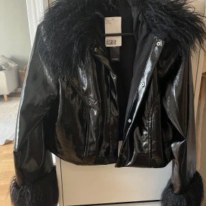 Jacka! - Snygg jacka från H&M med päls detaljer! 