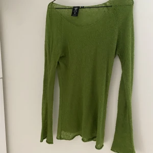 Stickadtröja - Unik snygg tröja. Runt stickad, lite vida armar som man ser på bilden. 