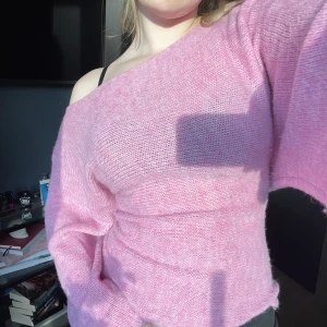 Stickad tröja - Säljer denna rosa stickade tröjan med lite vidare ärmar. Köpt vintage och går att knyta åt där bak, charmar midjan super fint!🌸