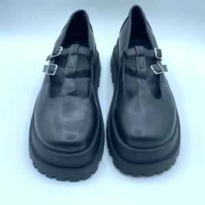 Mary Janes skor - Säljer nu dessa super söta mary jane skorna från Urban Outfitters i storlek 37!! Endast använda 1 gång. Nypris 1000kr