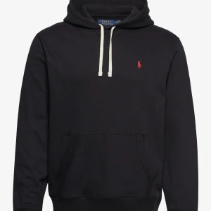 Polo Ralph Lauren - Marinblå tjocktröja, använd nån enstaka gång, behöver plats i garderoben.  Nypris: 1.796kr