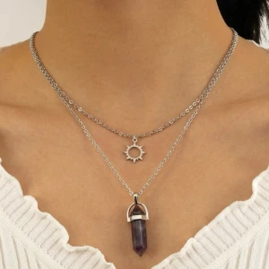 Halsband - Ett jättefint halsband med en fake kristall och en liten sol. Kristallen ska efterlikna en ametist. För mer info och bilder skriv privat.