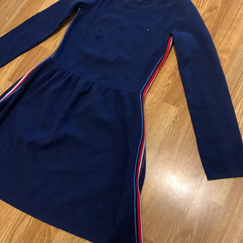Tommy hilfiger klänning står strl 152 barnstorlek men passar perfekt på xs-s Sååå fin varm stickad❤️. Mekot.