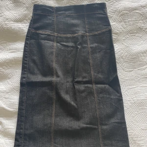 Denim kjol - Pennkjol  Längd- strax över knät 