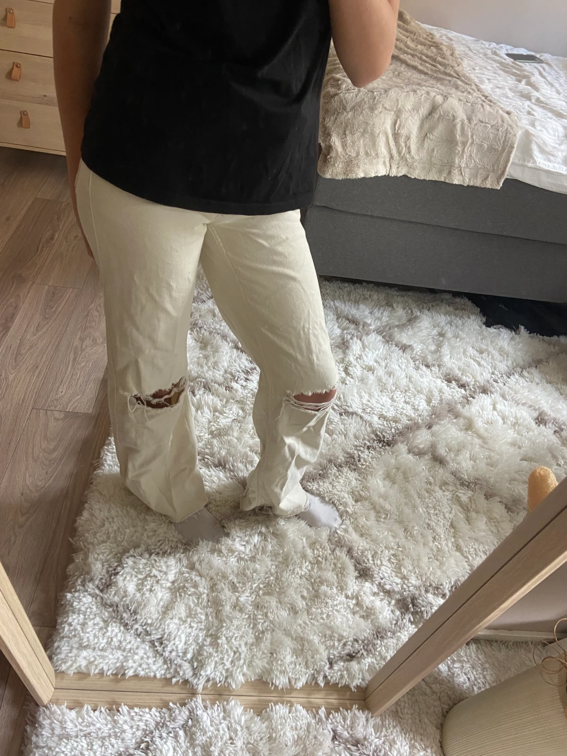 Beiga jeans med hål 