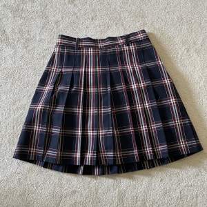 Säljer en höstig kjol som är köpt i Japan. Mycket fin men säljer eftersom jag inte använder längre. Väldigt fåtal gånger använd. Den är i nyskick💕 tryck gärna på ”köp nu” 🫶🏻