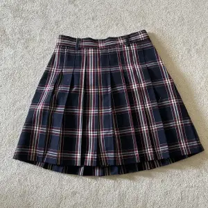 Säljer en höstig kjol som är köpt i Japan. Mycket fin men säljer eftersom jag inte använder längre. Väldigt fåtal gånger använd. Den är i nyskick💕 tryck gärna på ”köp nu” 🫶🏻