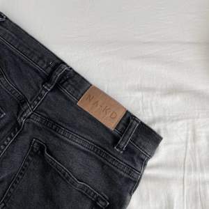 Jättesnygga stentvättade jeans från nakd, storlek 32. Säljer då de är för korta för mig, skulle säga att de passar 160 och kortare! Skriv för fler bilder eller frågor
