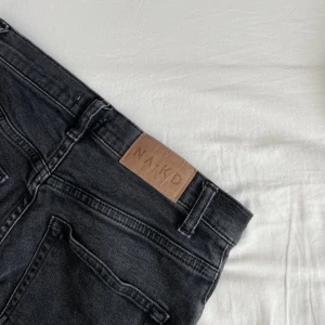 Jeans - Jättesnygga stentvättade jeans från nakd, storlek 32. Säljer då de är för korta för mig, skulle säga att de passar 160 och kortare! Skriv för fler bilder eller frågor