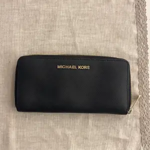 Michael Kors plånbok i perfekt skick. Svart. 