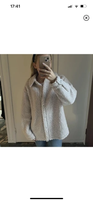 Teddyjacka - Fin teddyjacka från H&M i stl xs (skulle säga att den är oversized) Köpt för många år sedan, fint skick💘