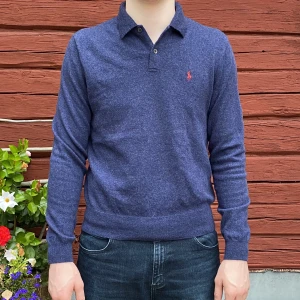 RALPH LAUREN MERINO - Ralph lauren rugbytröja. 100% merino ull!!, jätteskön & varm, storlek S. Snygg slim fit. Killen på bilden är 182 och 77 kg
