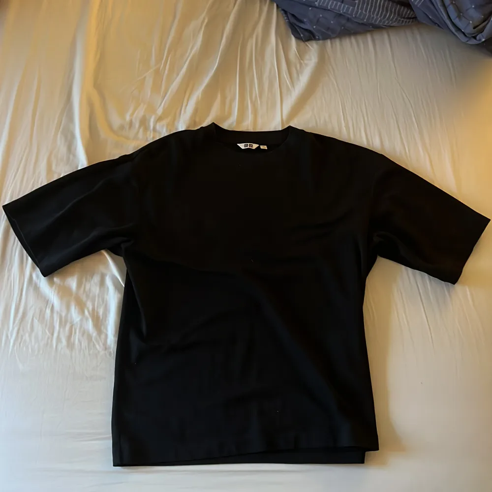 Uniqlo Svart Tshirt storlek M. modellen ”oversized half sleeve”. är ganska baggy för att vara M och har långa ärmar som på bilden. T-shirts.