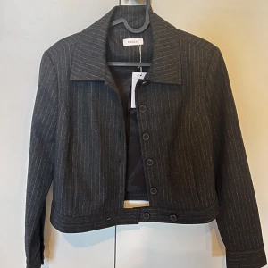 Randig jacka/kavaj❤️ - Säljer min superfina kavaj från kookai🫶❤️ Är i lite varmare material så den är perfekt nu till hösten 🌟 Lappen kvar! Säljer för att den är lite för liten på mig 🥲 Skriv för fler frågor eller annat