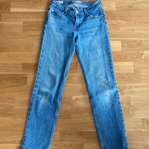 Ett par snatta low straight jeans från Levis. Använda men fortfarande i bra skick. 