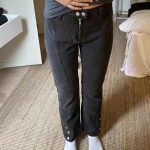 Jeans med sömmar - Så coola jeans med detaljer från Weekday🤍