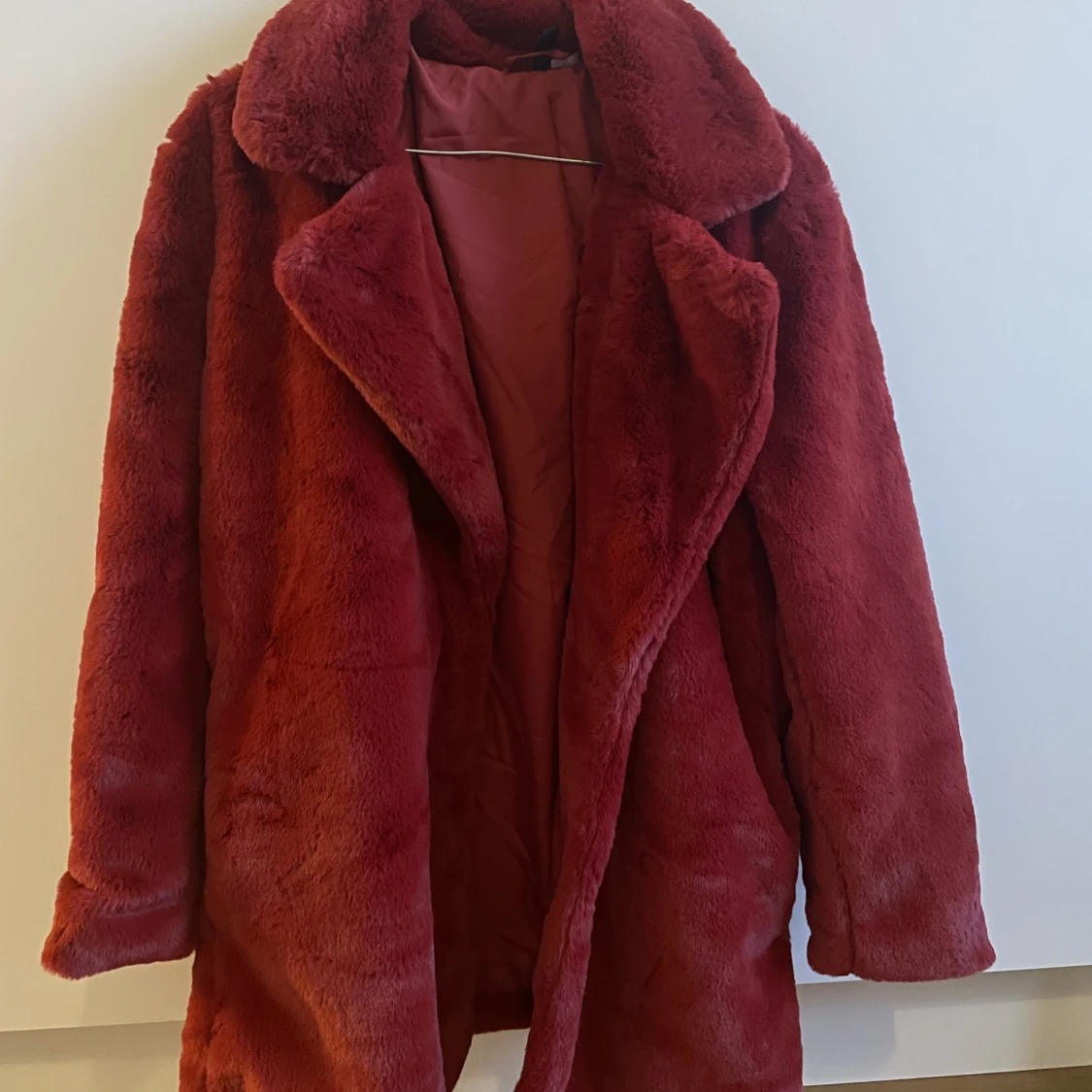 Röd fejkpäls jacka ❤️
