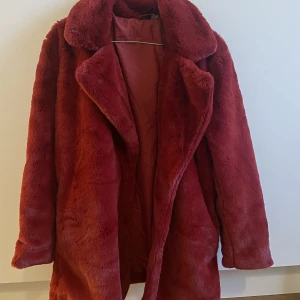 Röd fejkpäls jacka ❤️ - Aldrig använd, lappar kvar! Passar s/m beroende på passform
