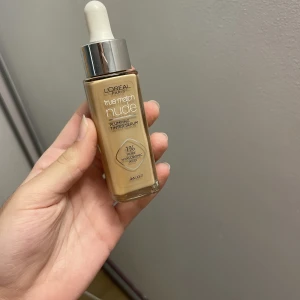 Loreal paris - Säljer den här pumping tinted serumet som fungerar precis som en foundation fast en lättare där man får en naturlig look och det känns inte att man har ngt❤️ Har endast testat den, säljer då jag inte anv den! Frågor? Kontakta mig🫶