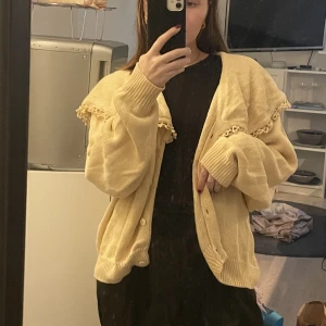 Vintage cardigan  - En gul vintage cardigan köpt second hand. Koftan har en supersöt krage. Säljer då jag tyvärr inte passar i gul 