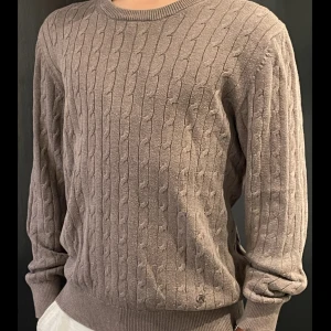 J.Lindberg kabelstickad tröja - J.Lindberg kabelstickad tröja i utmärkt kvalitet. Perfekt skick✨10/10. 