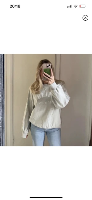 H&M tröja - Fin tröja från H&M i en mintgrön färg💓 lite nopprig, därav priset! trycket på framsidan ska se slitet ut! stl S och sitter fint oversized💕