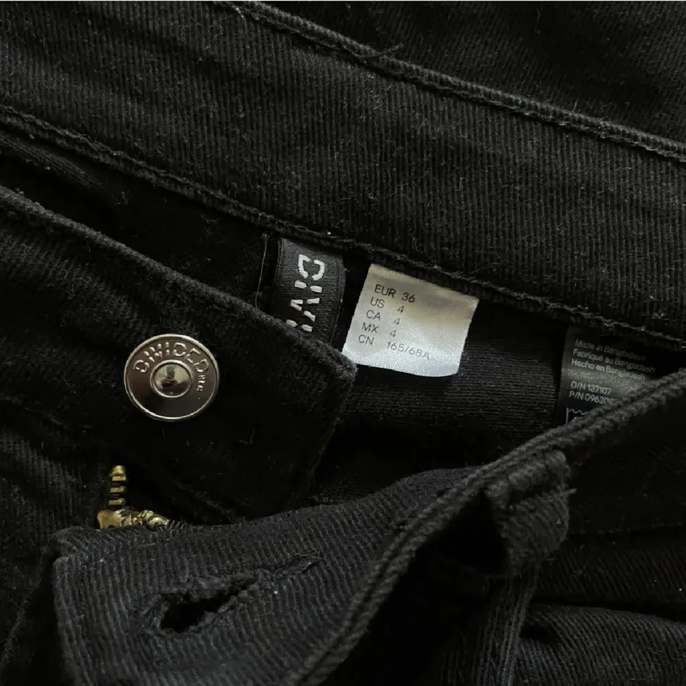 Svarta vida twillbyxor från H&M i storlek 36. Hög midja, en del stretch. Knappt använda. . Jeans & Byxor.