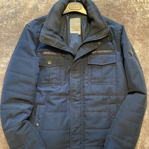 J.Lindeberg höstjacka  - Mörkblå höstjacka/tidig vinter från J.Lindeberg I storlek M  Finns i Solna 