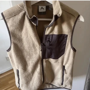 Väst - Köpt på intersport för flera år sen. Aldrig använd.