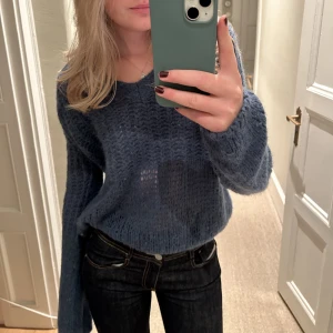 Hålstickad blå tröja - Såå fin hålstickad blå tröja. Superfint skick och material som inte blir nopprigt! Storlek s💕