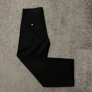 Navy HOPE Wind Trousers  - Ett par schyssta tunna kostymbyxor i mörkblå färg från hope som behöver ny ägare. Använd fåtal gånger Kond: 8/10. Uppsydda typ 2 centimeter hos en skräddare. Jag är 180. Tveka inte att höra av dig vid frågor eller fler bilder😄🤝 