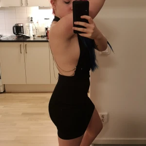 Festklänning - Snygg kort svart klänning från H&M. Använd en nyårsafton. 