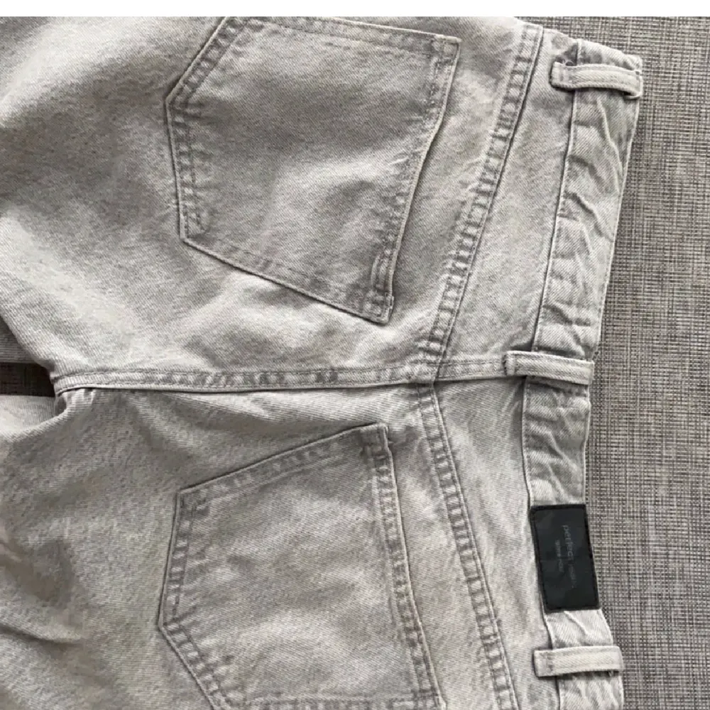 Säljer dessa helt nya low waist jeans ifrån Gina, säljer då de e för långa på mig som är 1.50. Endast testade. Köpt för 500❤️‍🔥. Jeans & Byxor.