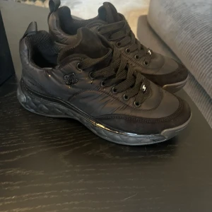 Chanel sneakers  - Höst sneakers från Chanel i jättebra skick köpta för 12.000:- 
