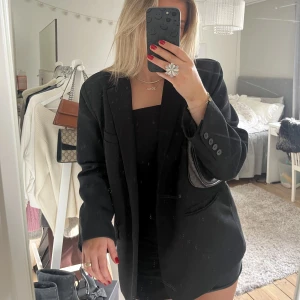 svart oversized kavaj - svart oversized kavajen som sitter så snyggt, från nakd💘den är i nyskick, jag är 170 cm