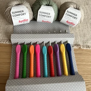 Virknålar  - Säljer detta oanvända set med virknålar.  Även granen om man vill få med dem. 