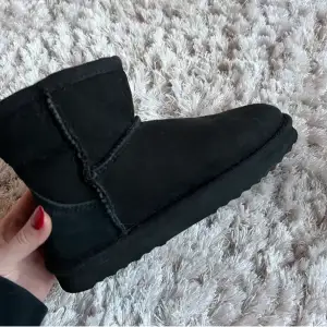 Hej! 🌟 Jag säljer nu tyvärr min fina uggs pga flytt… Dem är jättefina och super varma, kan inte komma på en enda gång jag frusit i dem! Jag köpte dem för ca 900kr och säljer dem nu bra billigare,  400kr. INTE äkta! 🩷🌸🌟 Hör av er vid frågr!! 