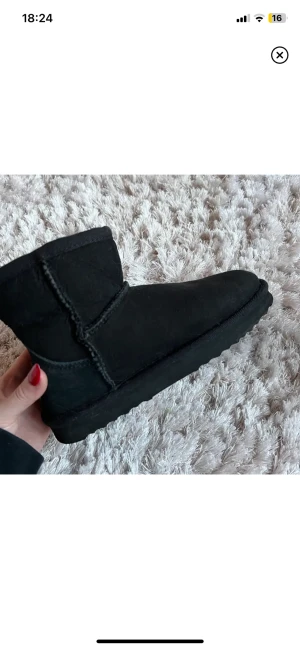UGGS - Hej! 🌟 Jag säljer nu tyvärr min fina uggs pga flytt… Dem är jättefina och super varma, kan inte komma på en enda gång jag frusit i dem! Jag köpte dem för ca 900kr och säljer dem nu bra billigare,  400kr. INTE äkta! 🩷🌸🌟 Hör av er vid frågr!! 