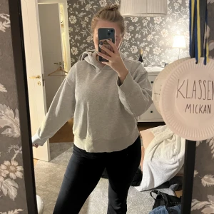 Grå hoddie  - Grå mysig hoodie från zara. Ganska liten i storleken 