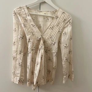 Blus - Så fin sidenblus med fina detaljer! (Har satt en säkerhetsnål i v-ringningen på bilden men det kan man göra som man själv vill) 