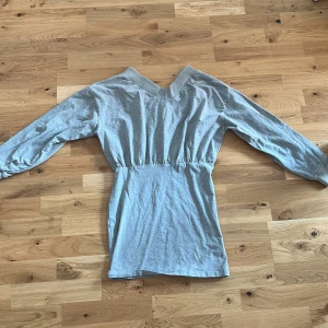 Klänning  - Storlek S Kort klänning Off-shoulder Skönt material