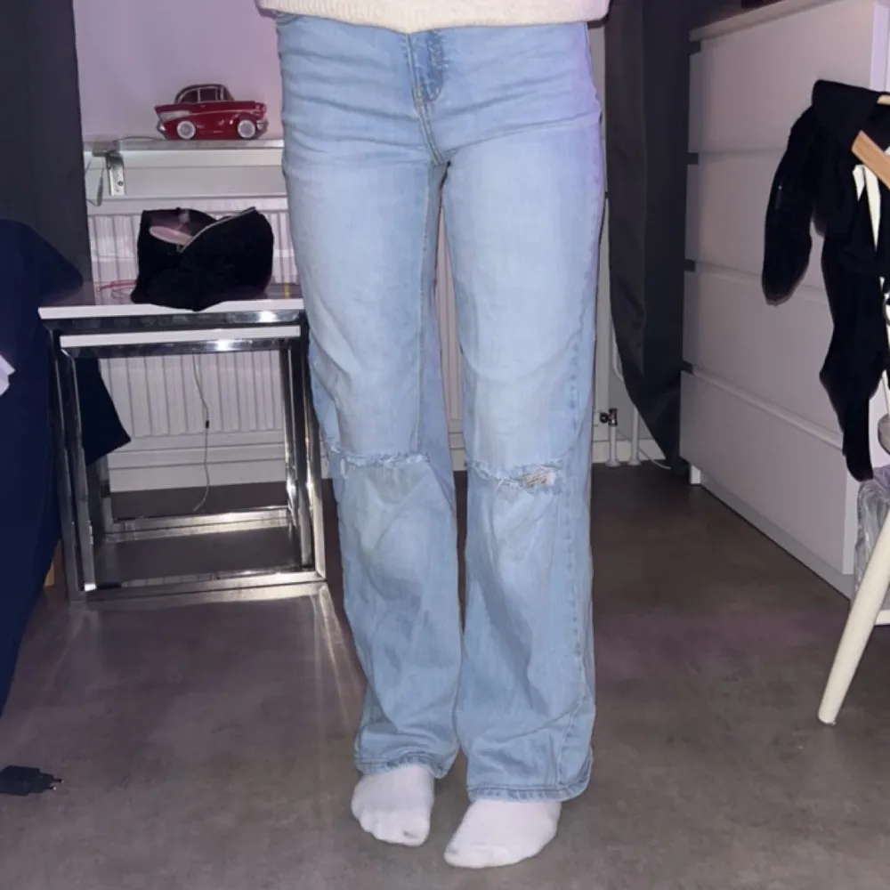 Blåa jeans från Kappahl i storlek 170. Jeans & Byxor.