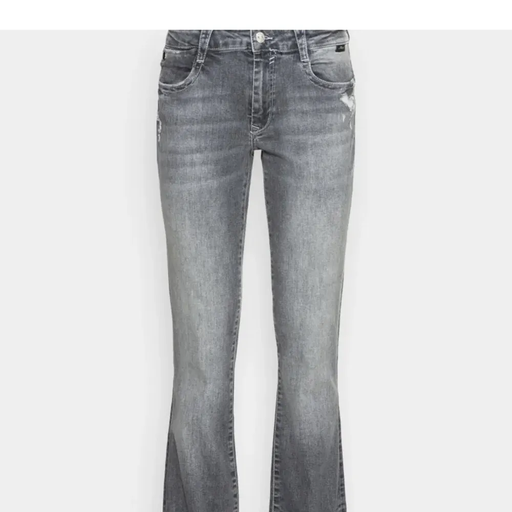 Super snygga jeans ifrån Mavi. Använda men inte slitna. Jag tror dem är i stl 24/32 och är lite korta på mig som är 175. Kan tänka mig att byta mot ett par ltb jeans i stl 24/34 eller 25/34. ☺️. Jeans & Byxor.