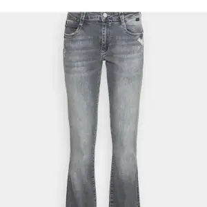 Super snygga jeans ifrån Mavi. Använda men inte slitna. Jag tror dem är i stl 24/32 och är lite korta på mig som är 175. Kan tänka mig att byta mot ett par ltb jeans i stl 24/34 eller 25/34. ☺️