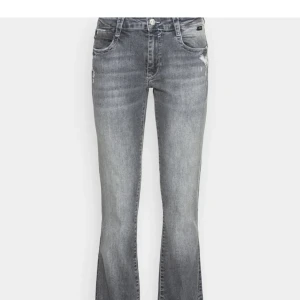 Super fina jeans  - Super snygga jeans ifrån Mavi. Använda men inte slitna. Jag tror dem är i stl 24/32 och är lite korta på mig som är 175. Kan tänka mig att byta mot ett par ltb jeans i stl 24/34 eller 25/34. ☺️