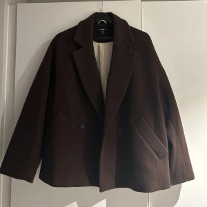 Brun kappa - Ull kappa storlek XS (oversize i modellen) nypris 999kr mitt pris 500kr plus frakt. Nyskick använd fåtal gånger 